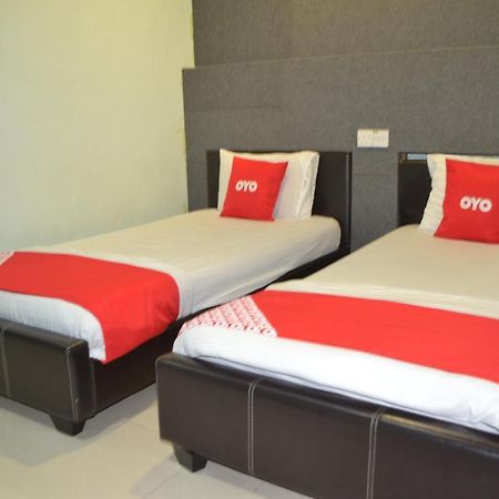 Oyo 89737 Hotel Tishoa Kampong Batu Tiga Exteriör bild