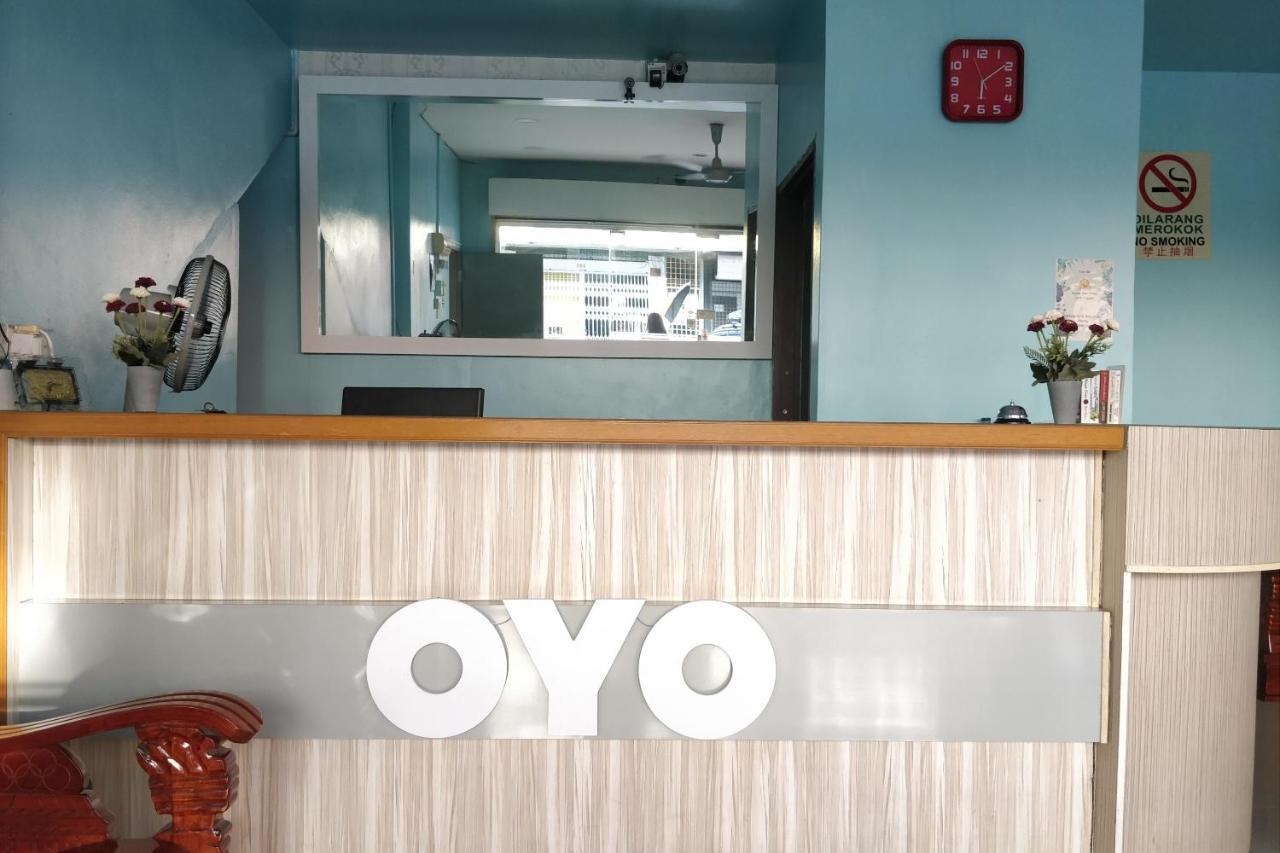 Oyo 89737 Hotel Tishoa Kampong Batu Tiga Exteriör bild