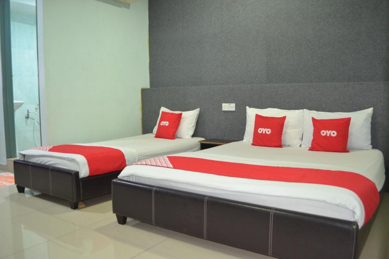 Oyo 89737 Hotel Tishoa Kampong Batu Tiga Exteriör bild