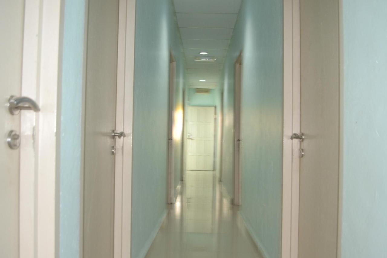 Oyo 89737 Hotel Tishoa Kampong Batu Tiga Exteriör bild
