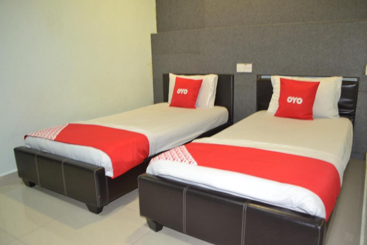 Oyo 89737 Hotel Tishoa Kampong Batu Tiga Exteriör bild