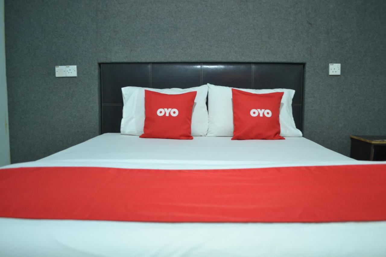 Oyo 89737 Hotel Tishoa Kampong Batu Tiga Exteriör bild