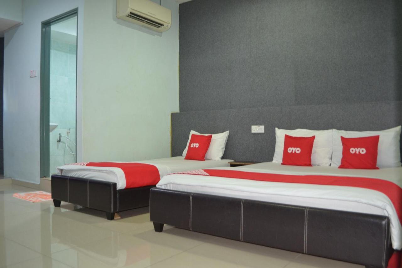 Oyo 89737 Hotel Tishoa Kampong Batu Tiga Exteriör bild