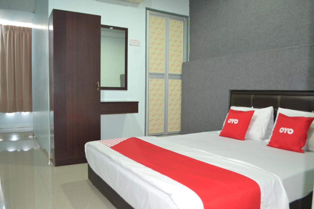 Oyo 89737 Hotel Tishoa Kampong Batu Tiga Exteriör bild