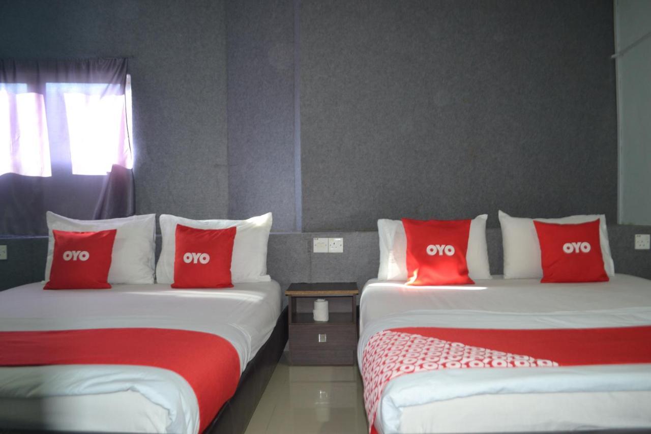 Oyo 89737 Hotel Tishoa Kampong Batu Tiga Exteriör bild