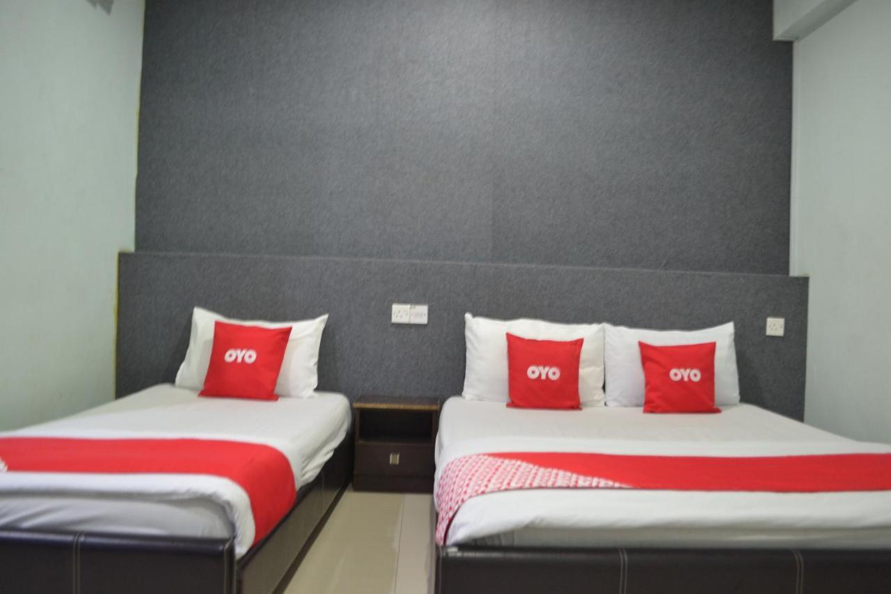 Oyo 89737 Hotel Tishoa Kampong Batu Tiga Exteriör bild
