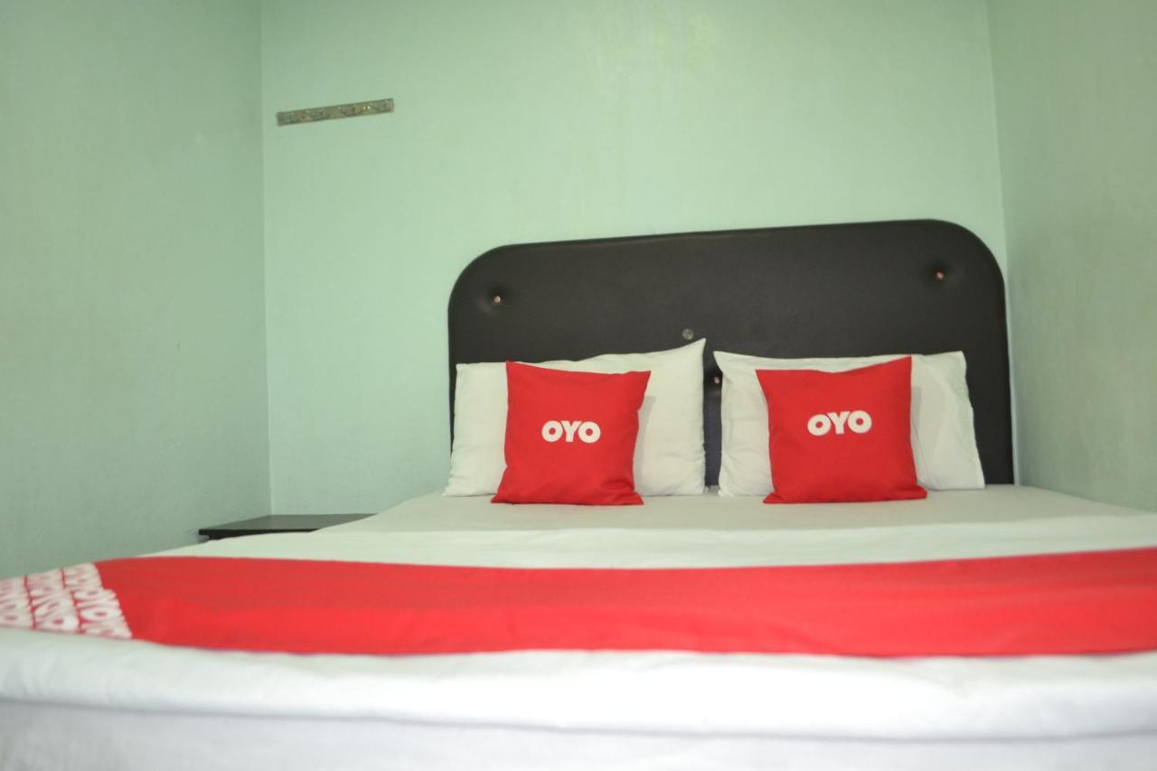 Oyo 89737 Hotel Tishoa Kampong Batu Tiga Exteriör bild