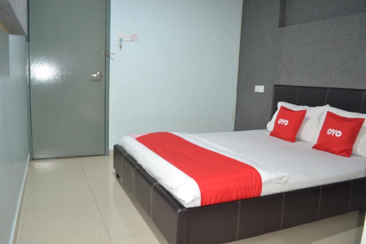 Oyo 89737 Hotel Tishoa Kampong Batu Tiga Exteriör bild